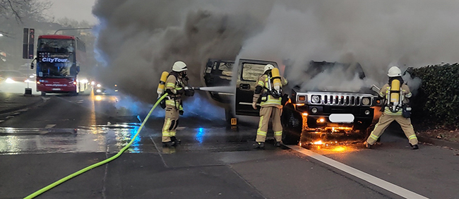 Feuerwehr Köln löscht brennende Stretch-Limousine auf Geburtstagsausfahrt