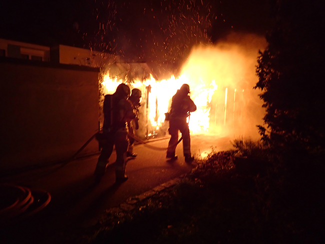 Gartenhaus steht im Norden von Regensburg in Vollbrand